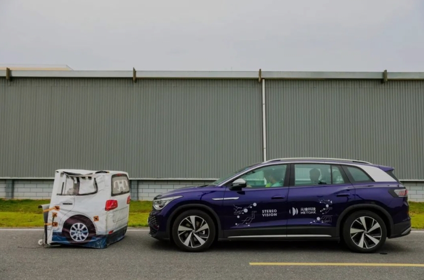 智能驾驶未来：全国智能驾驶测试赛与智能网联汽车试点的协同发展