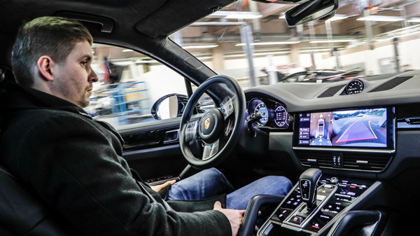 保时捷合作创企在车间采用自动驾驶技术